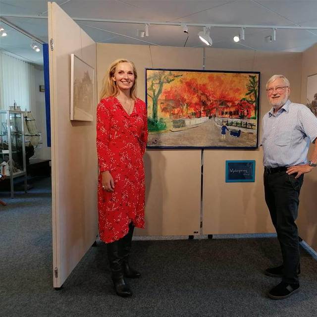 Museumsdirektorin des Doetinchemmer Stadtmuseums Esther Ruesen und Herbert Kleipass vor einem Gemälde.