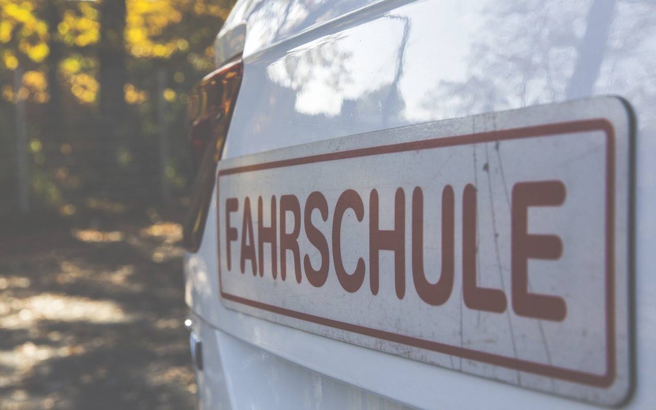 Ein Fahrschulwagen von hinten