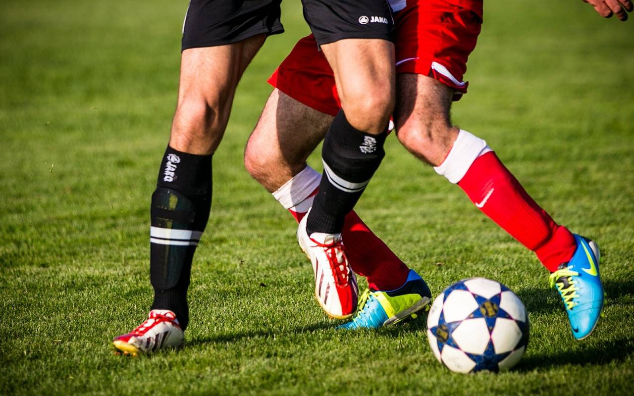 Zwei Fußballer kämpfen um den Ball