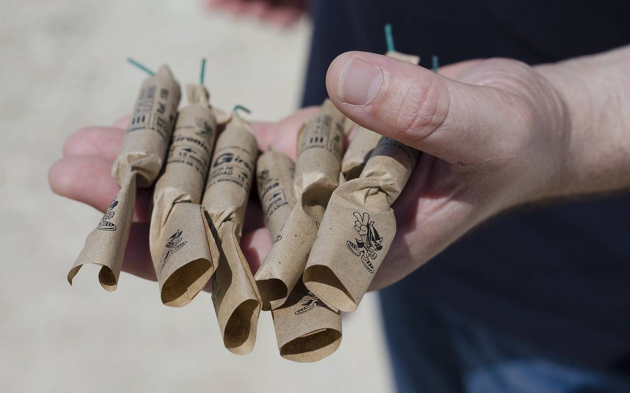 Silvesterknaller in der Hand