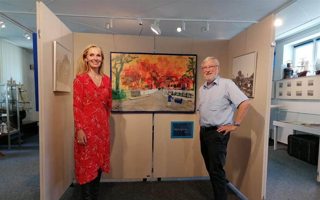 Museumsdirektorin des Doetinchemmer Stadtmuseums Esther Ruesen und Herbert Kleipass vor einem Gemälde.