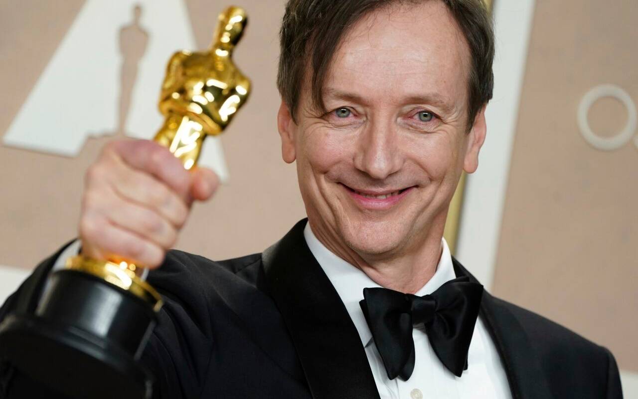 Komponist Volker Bertelmann alias Hauschka mit dem Preis für die beste Filmmusik für "Im Westen nichts Neues" im Presseraum der Oscar-Verleihung im Dolby Theatre