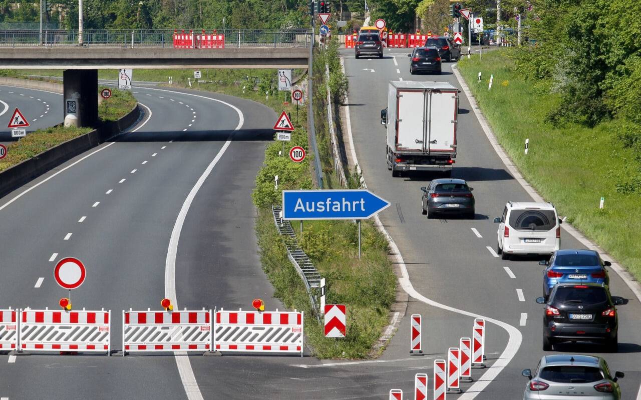 Autos werden von der A40 bei Mülheim wegen einer Großbaustelle an Bahnbrücken abgeleitet. In der Baustelle werden ab dem Abend des 13.08. zwei Behelfsbrücken aufgebaut. Die A40 wird dafür bis zum Morgen des 23. August gesperrt.