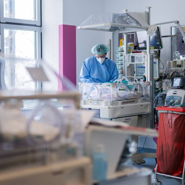 Beschreibung  Oberarzt Mark Dzietko untersucht ein Neugeborenes im Perinatalzentrum, der Neugeborenen-Intensivstation, in der Klinik für Kinderheilkunde des Universitätsklinikums Essen.