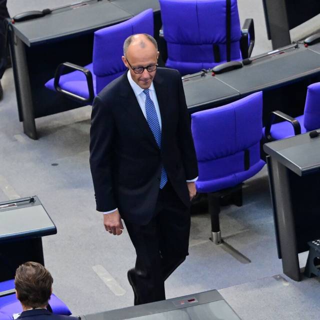 Der designierte Bundeskanzler Friedrich Merz (CDU), geht im Bundestag bei der Kanzlerwahl durch die Reihen. Im Bundestag findet die Wahl und Vereidigung des Bundeskanzlers und der neuen Bundesregierung statt.