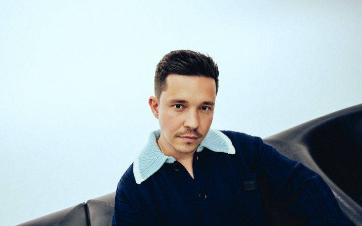 Nico Santos, Popstar aus Deutschland, ist auf dem Foto mit Blick in die Kamera zu sehen