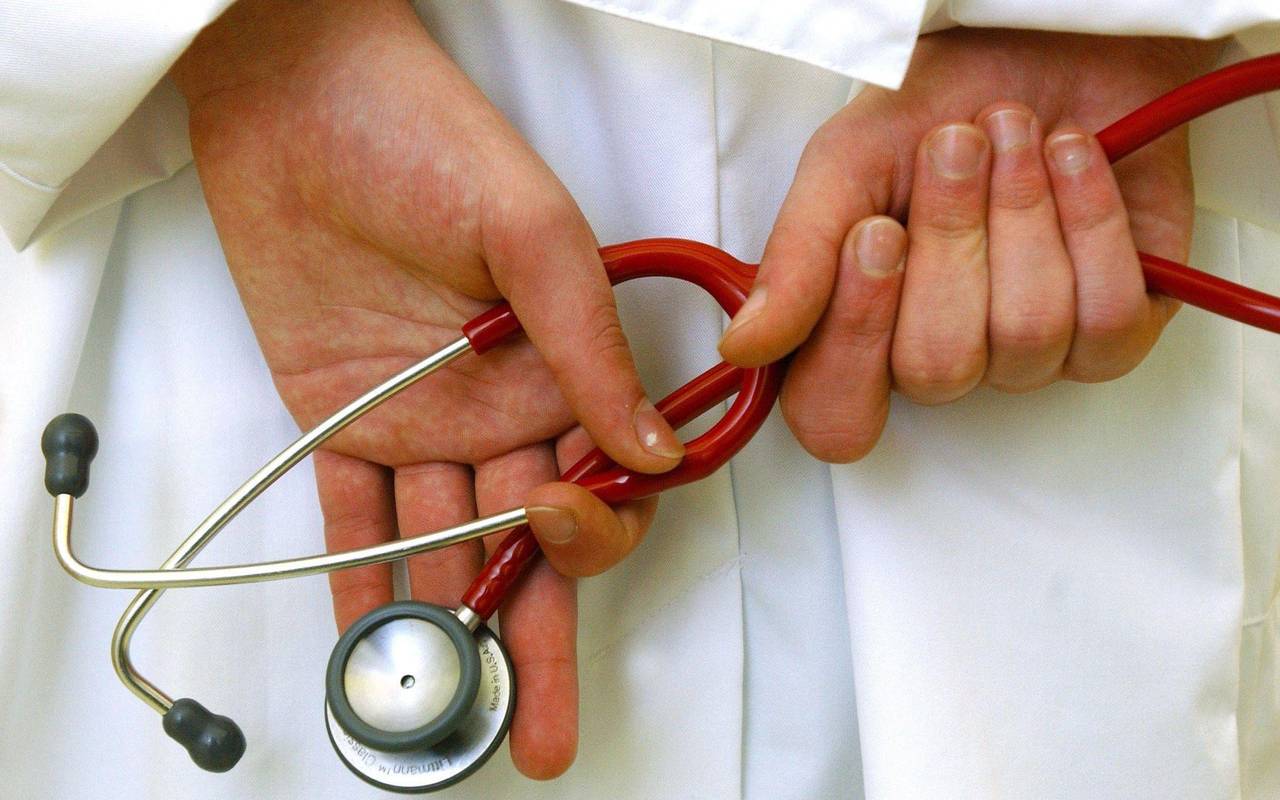 Arzt mit Stethoskop