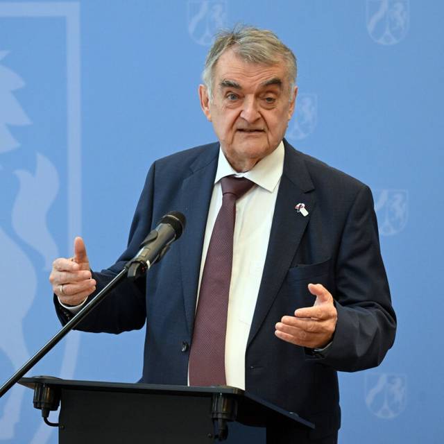 Herbert Reul (CDU), Innenminister von Nordrhein-Westfalen, spricht auf einer Pressekonferenz. Ein 27 Jahre alter Mann ist in Essen wegen Terrorverdachts von einer Spezialeinheit der Polizei festgenommen worden.