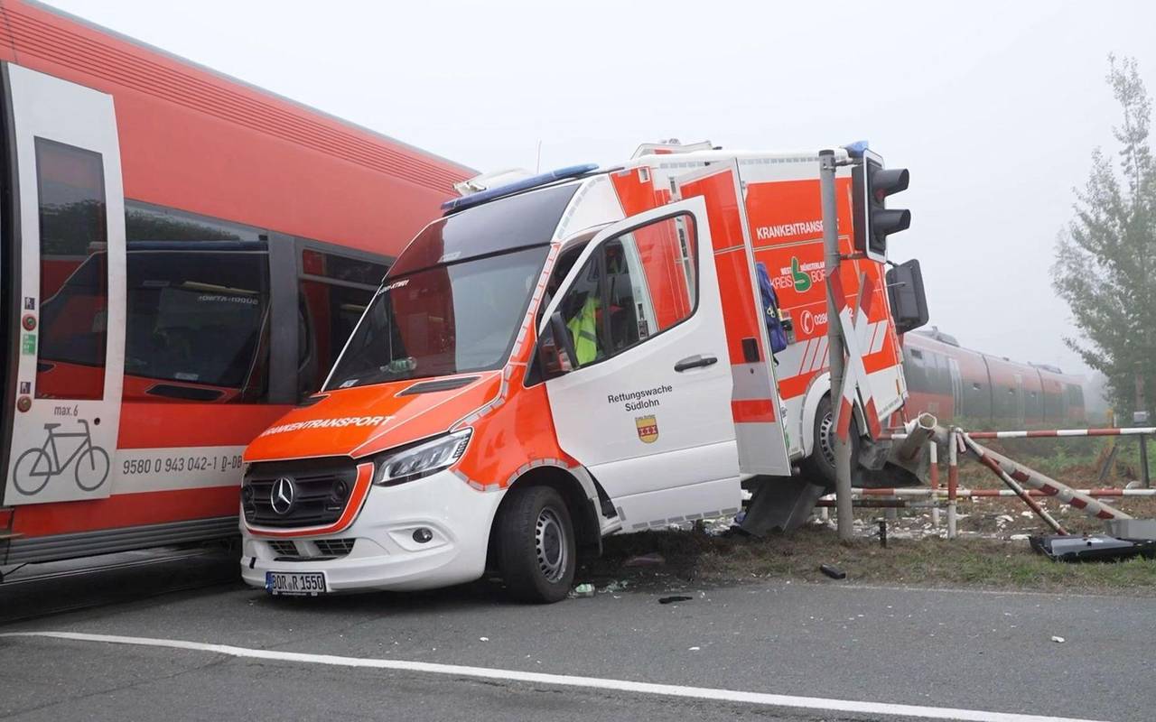 Regionalzug kollidiert mit Krankenwagen