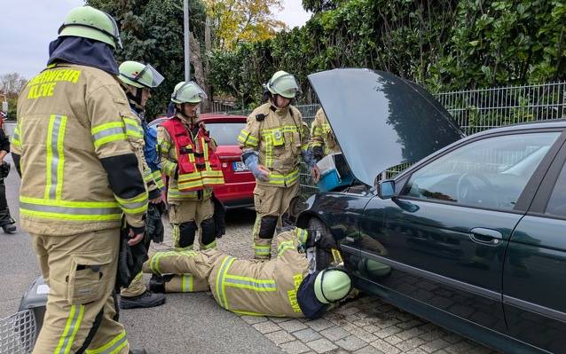 Katze wird aus Motorraum befreit. Foto: Feuerwehr Kleve