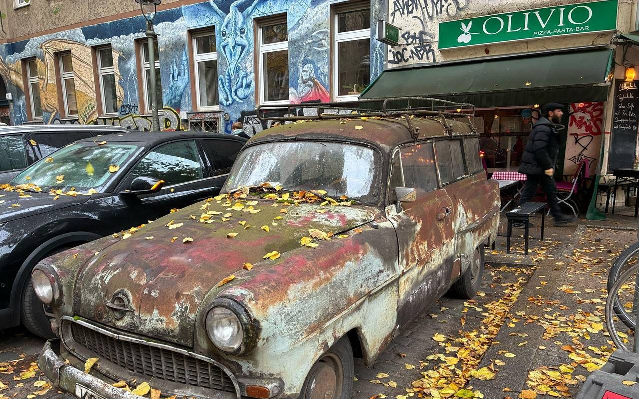 Ein alter Opel in Berlin