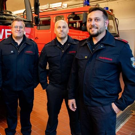 v.l.: Feuerwehrchef Stefan Bömler mit Julian van Beek, Andreas Hegmann und Florian Michels (Foto: Torsten Matenaers)