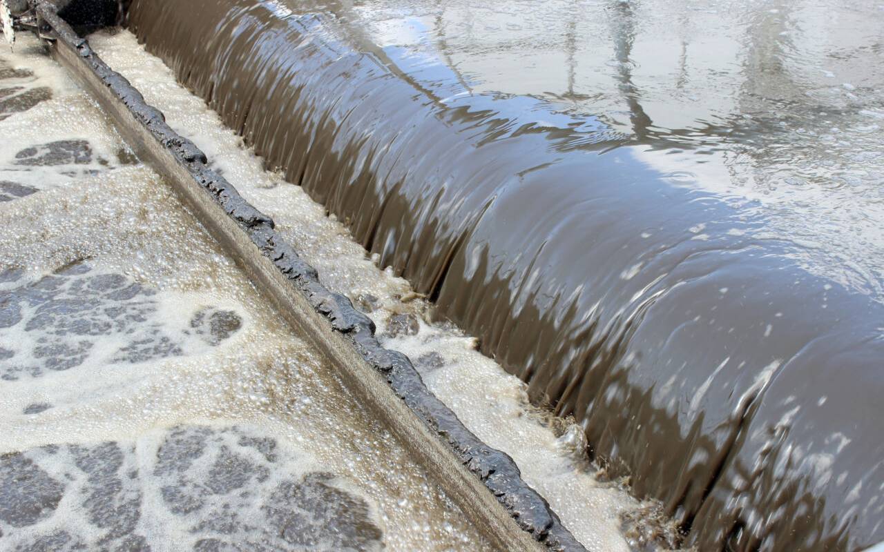 Ein Detail eines Belebungsbeckens in einem Klärwerk. Einige PFAS finden unter anderem über Kläranlagen ihren Weg in Flüsse, Seen und Meere.