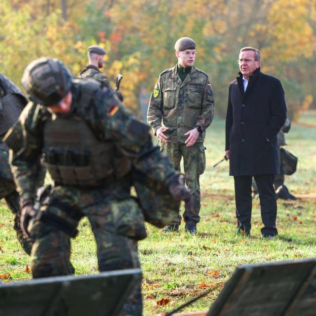 Verteidigungsminister besucht Heimatschutzregiment 2