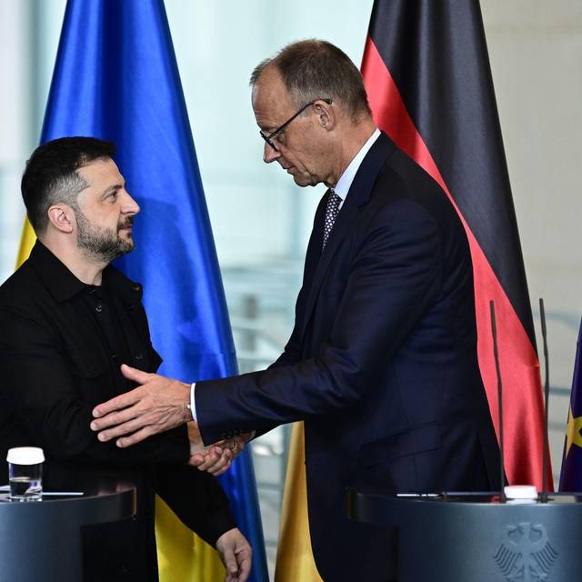 Wolodymyr Selenskyj (l) und Friedrich Merz (CDU, r)