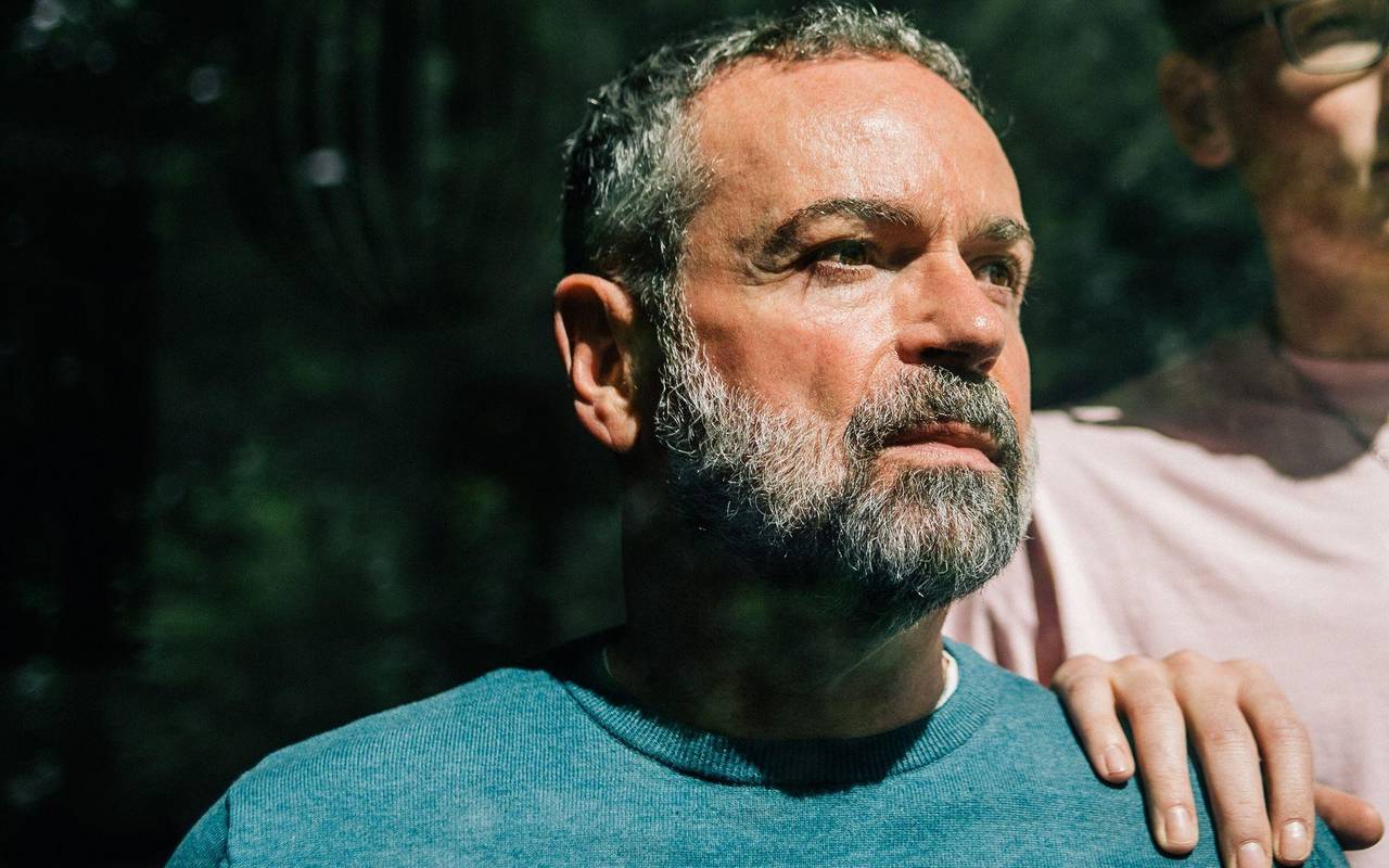 Ein Mann blickt aus dem Fenster