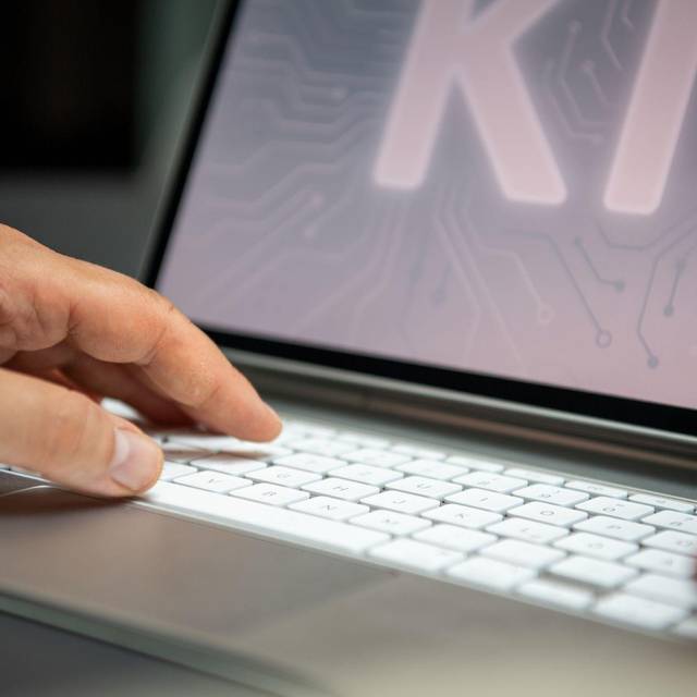 Ein Mann nutzt einen KI-Assistenten auf einem iPad und iPhone