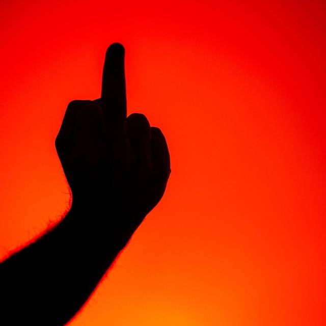 Eine Person zeigt den Mittelfinger