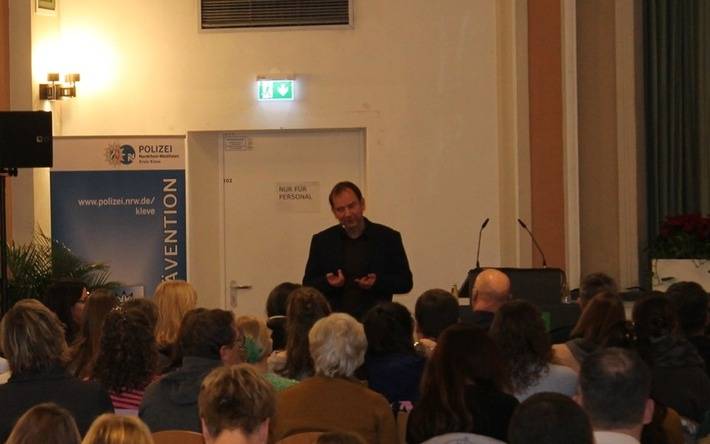 Kreis Kleve, Bedburg-Hau, 1. Fachtag "Wege aus der (Schul-)Gewalt", Dr. Nikolaus Barth, Leiter der Kinder- und Jugendpsychiatrie, -psychotherapie und -psychosomatik (KJPPP), beim Vortrag