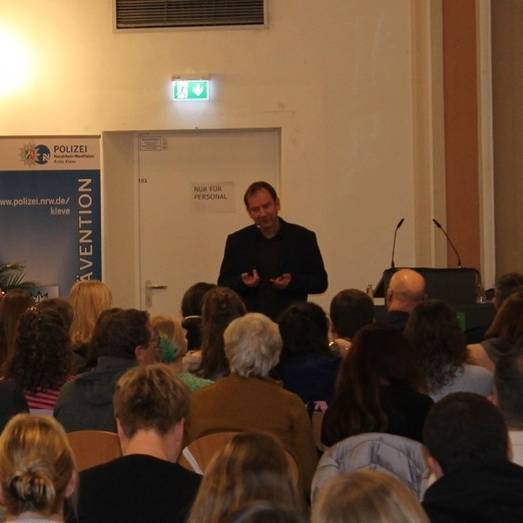 Kreis Kleve, Bedburg-Hau, 1. Fachtag "Wege aus der (Schul-)Gewalt", Dr. Nikolaus Barth, Leiter der Kinder- und Jugendpsychiatrie, -psychotherapie und -psychosomatik (KJPPP), beim Vortrag