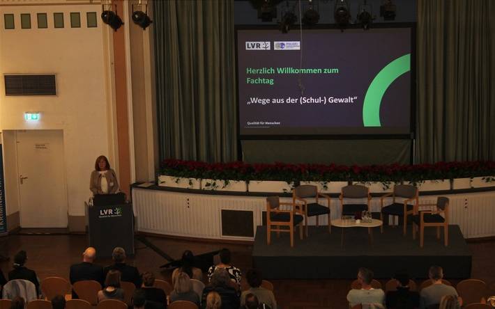 Kreis Kleve, Bedburg-Hau, 1.Fachtag "Wege aus der (Schul-)Gewalt", Kriminalhauptkommissarin Stefanie Bodden-Bergau, Kriminalprävention der Polizei Kleve, Begrüßung der Teilnehmer