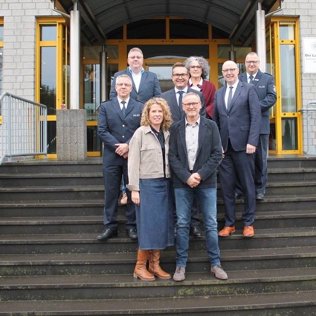 Kleve, Polizei, Verabschiedung Thomas Jäger, mit Ehefrau Judith Jäger, Landrat Christoph Gerwers, Bürgermeister Stadt Geldern Sven Kaiser, Abteilungsleiter Polizei Uwe Lottmann, Vertreter Direktionsleiter Gefahrenabwehr/Einsatz Werner Moors, Personalratsvorsitzender Michael van Zoggel, Gleichstellungsbeauftragte Birgit Preuß