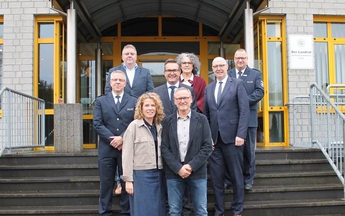 Kleve, Polizei, Verabschiedung Thomas Jäger, mit Ehefrau Judith Jäger, Landrat Christoph Gerwers, Bürgermeister Stadt Geldern Sven Kaiser, Abteilungsleiter Polizei Uwe Lottmann, Vertreter Direktionsleiter Gefahrenabwehr/Einsatz Werner Moors, Personalratsvorsitzender Michael van Zoggel, Gleichstellungsbeauftragte Birgit Preuß