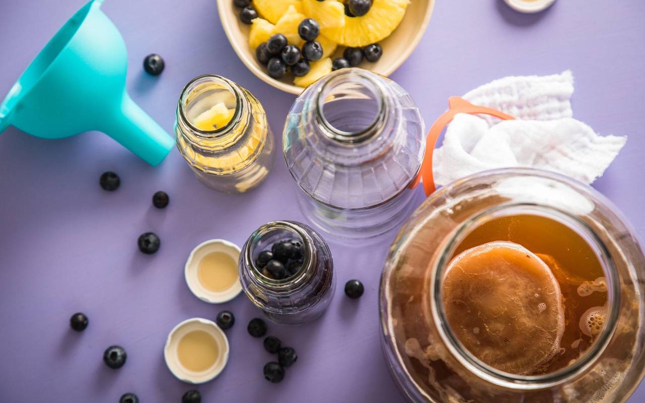 Kombucha steht auf einem Tisch