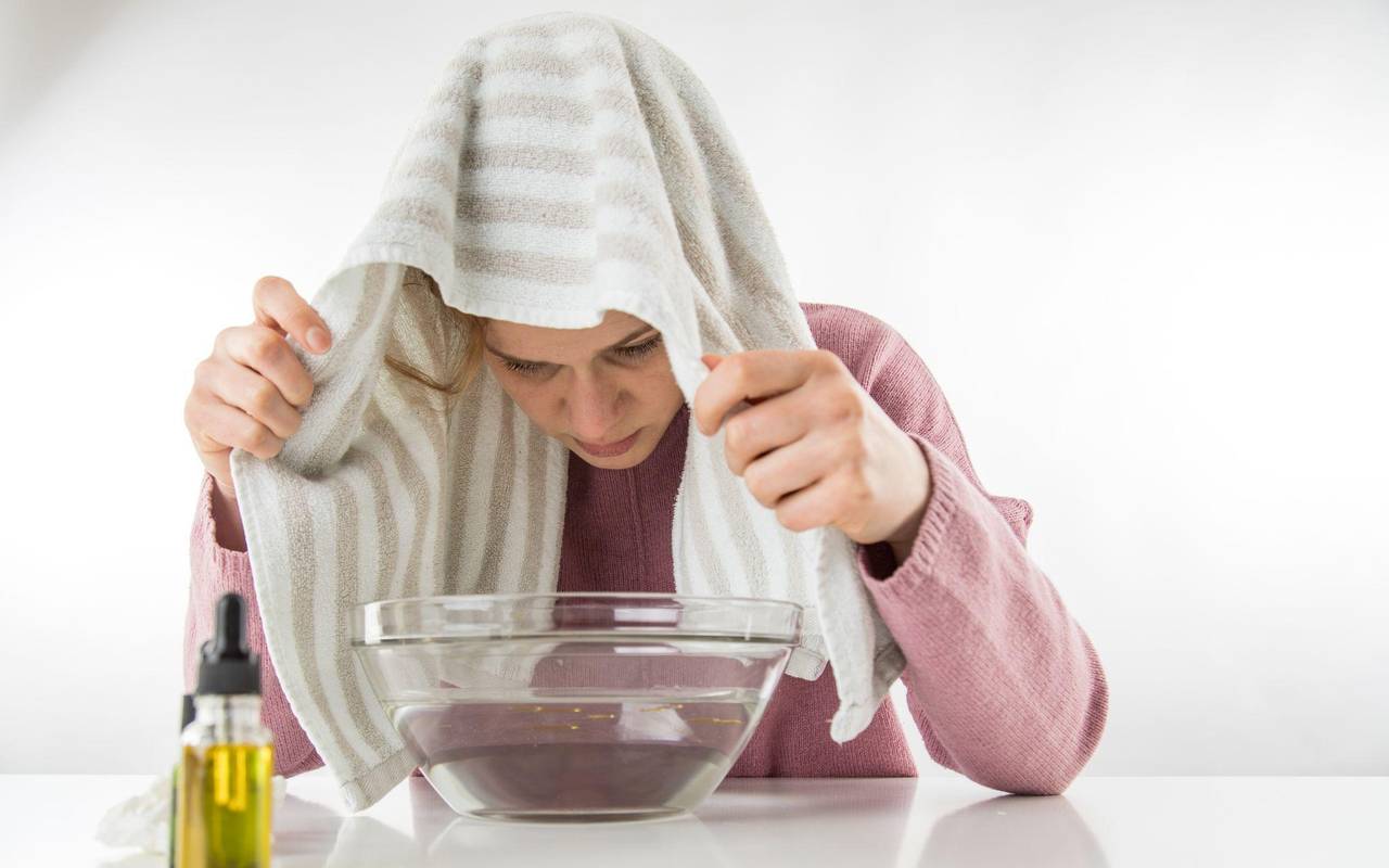 Eine Frau macht ein Dampfbad