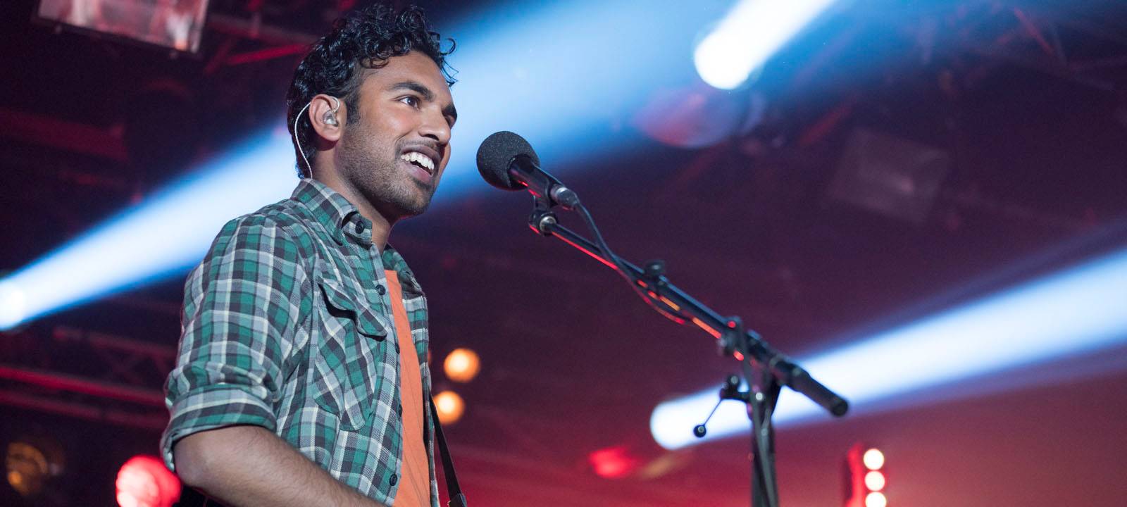 John steht auf der Bühne.