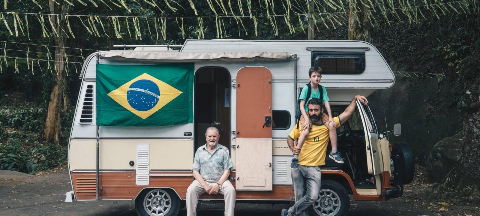Drei Generationen freuen sich auf die gemeinsame Zeit bei der Fußball-Weltmeisterschaft.