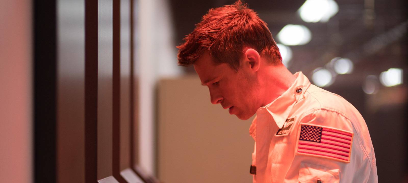 Major McBride bereitet sich auf seinen Trip ins All vor.