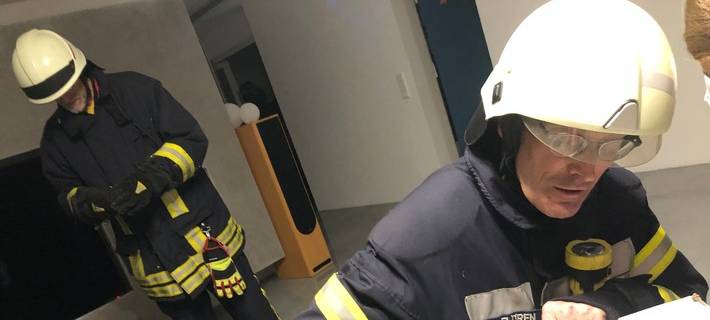 Goch: Feuerwehr befreit Steinkauz aus Kaminofen