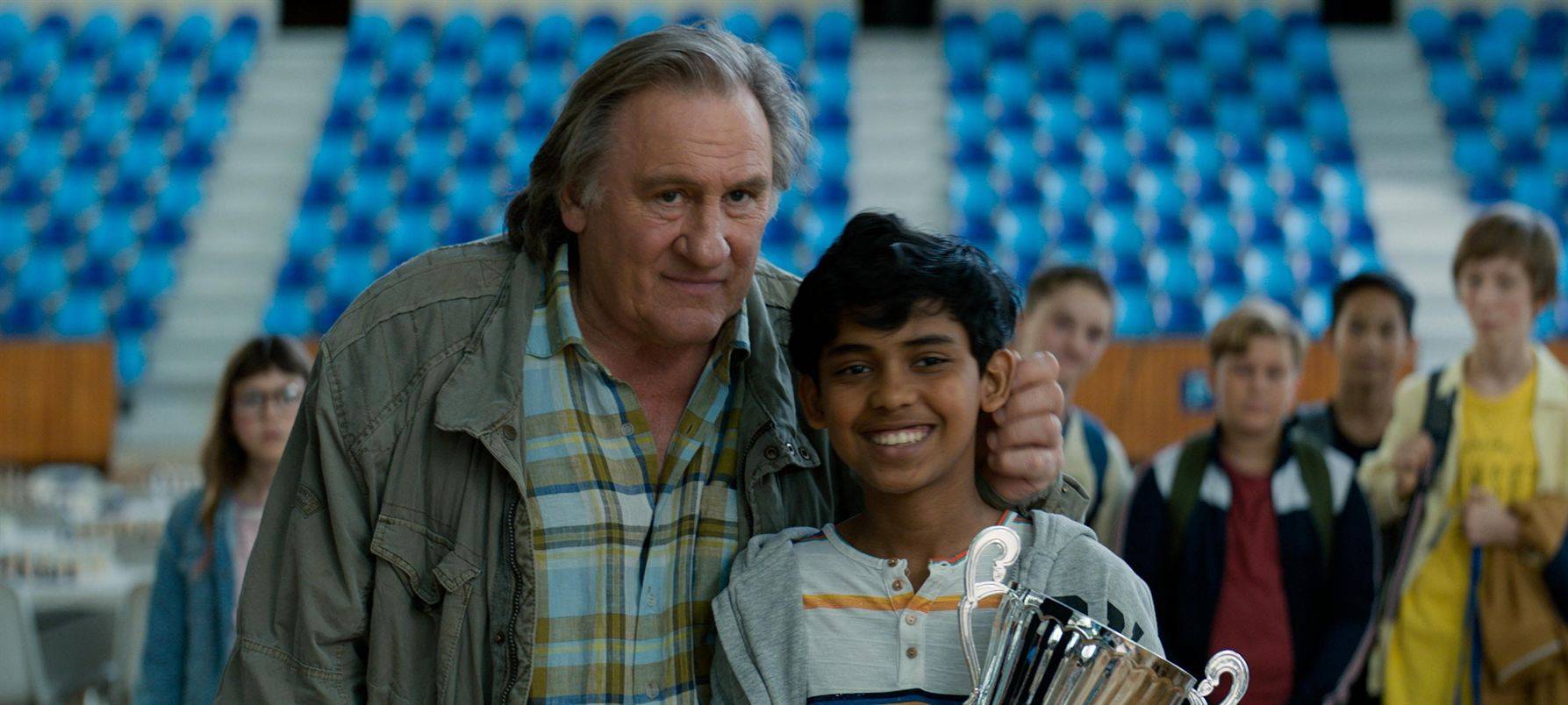 Sylvain und Fahim spielen Schach.