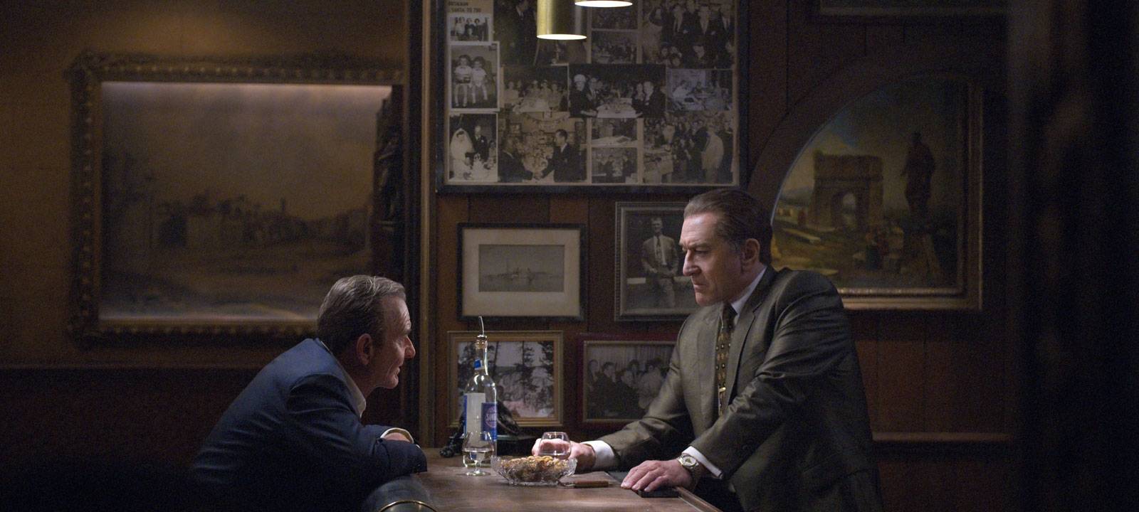 Frank und Mafiaboss Russell an der Theke.