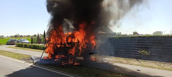 Bedburg-Hau: Wohnmobil brennt komplett aus