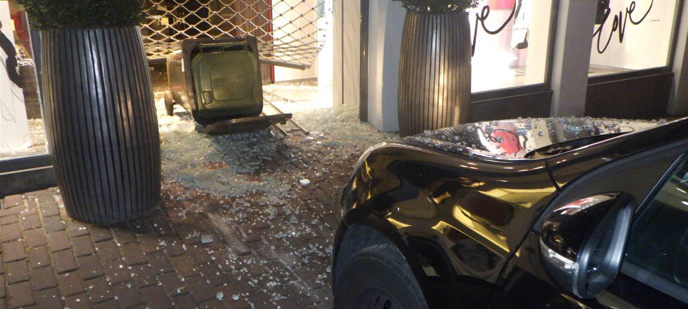 Kleve: Abfallbehälter als Ramme benutzt