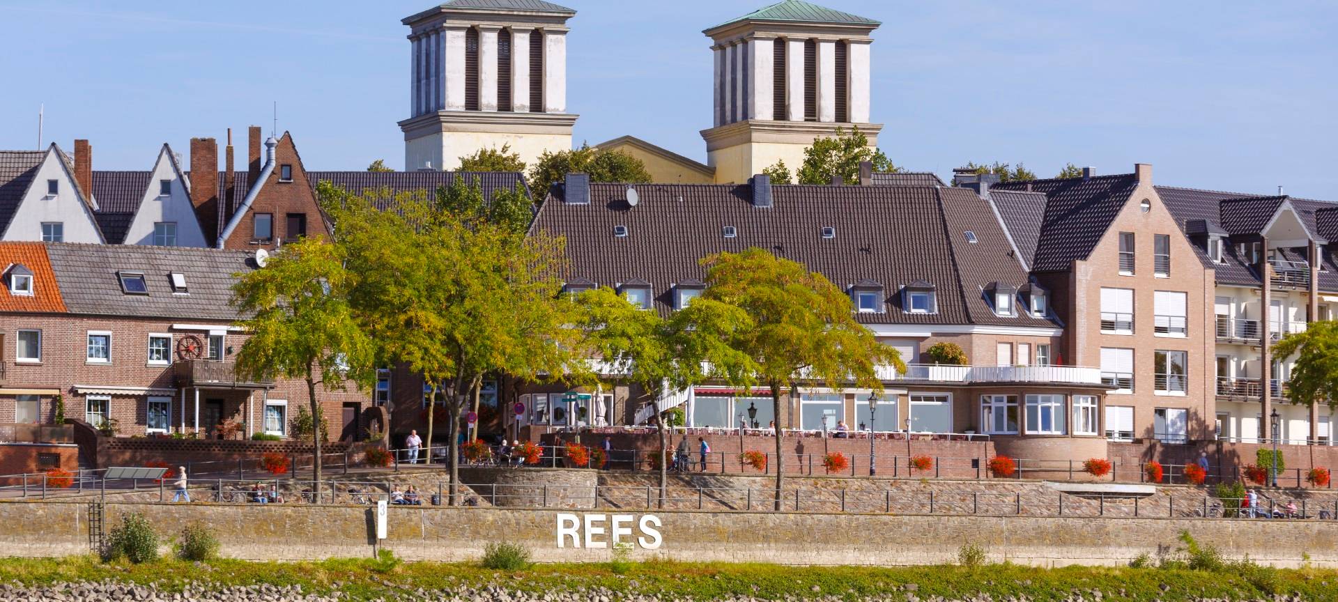 Blick auf das Reeser Rheinufer