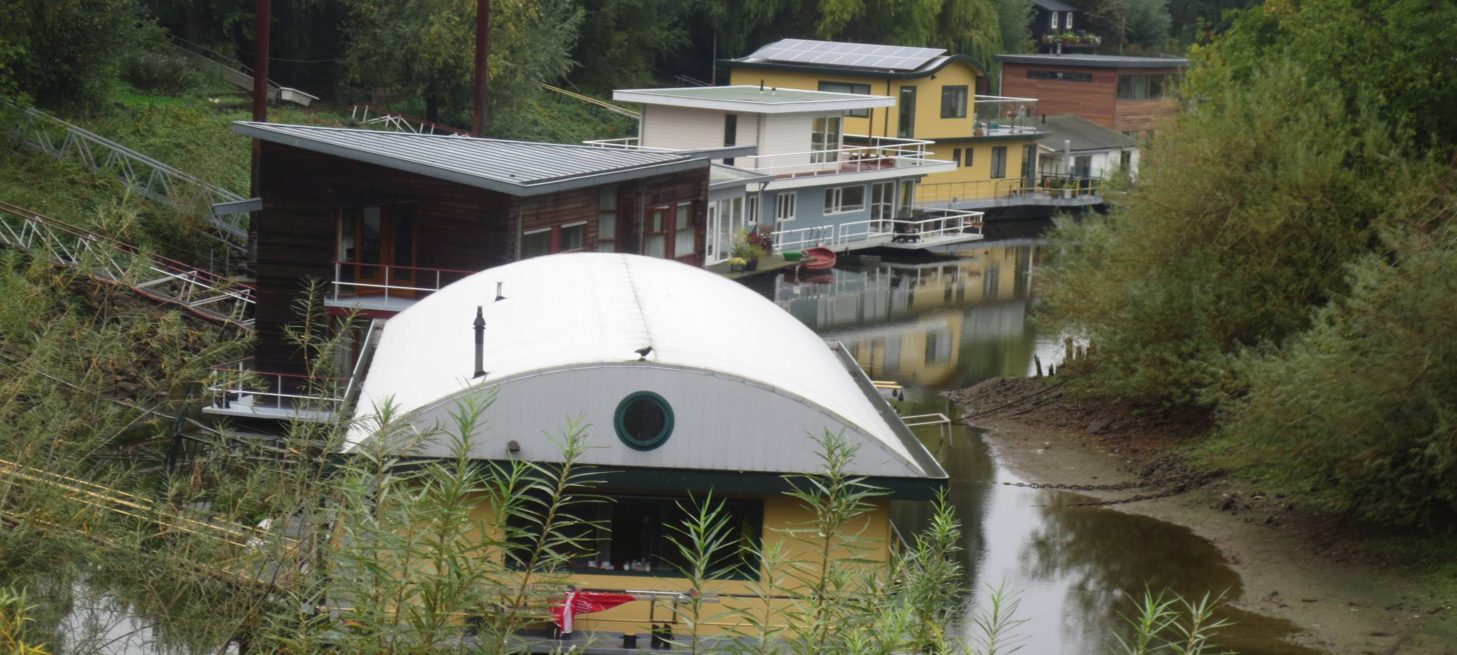 Nimwegen: Niedrigwasser in der Waal macht Hausbootbesitzern das Leben schwer
