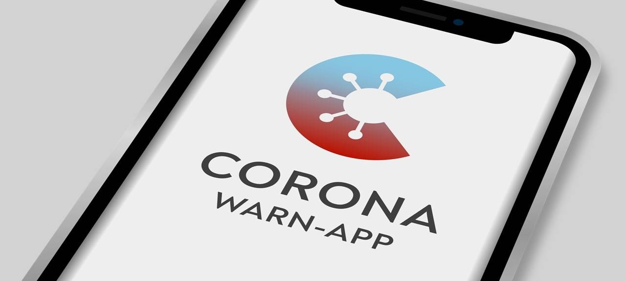 Blick auf ein Smartphone mit dem Logo der Corona-Warn-App