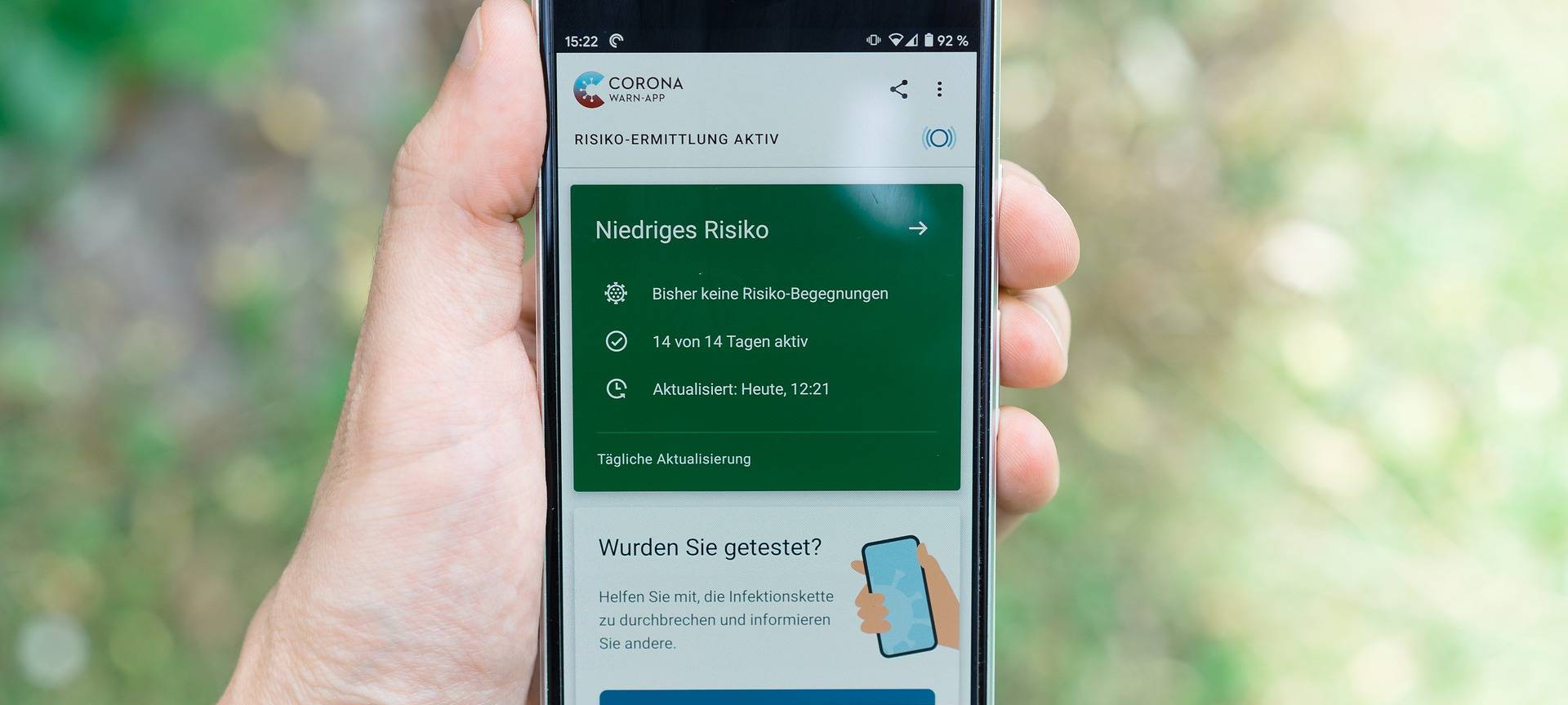 Blick auf die Anzeige der Corona-Warn-App auf dem Smartphone