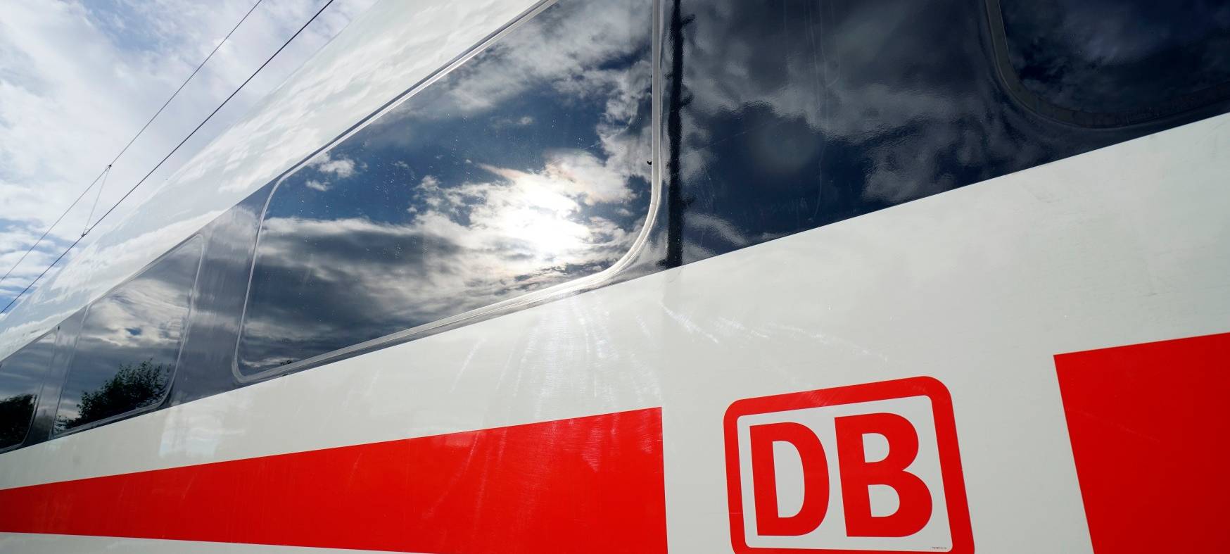 Das Logo der Deutschen Bahn AG auf einem ICE