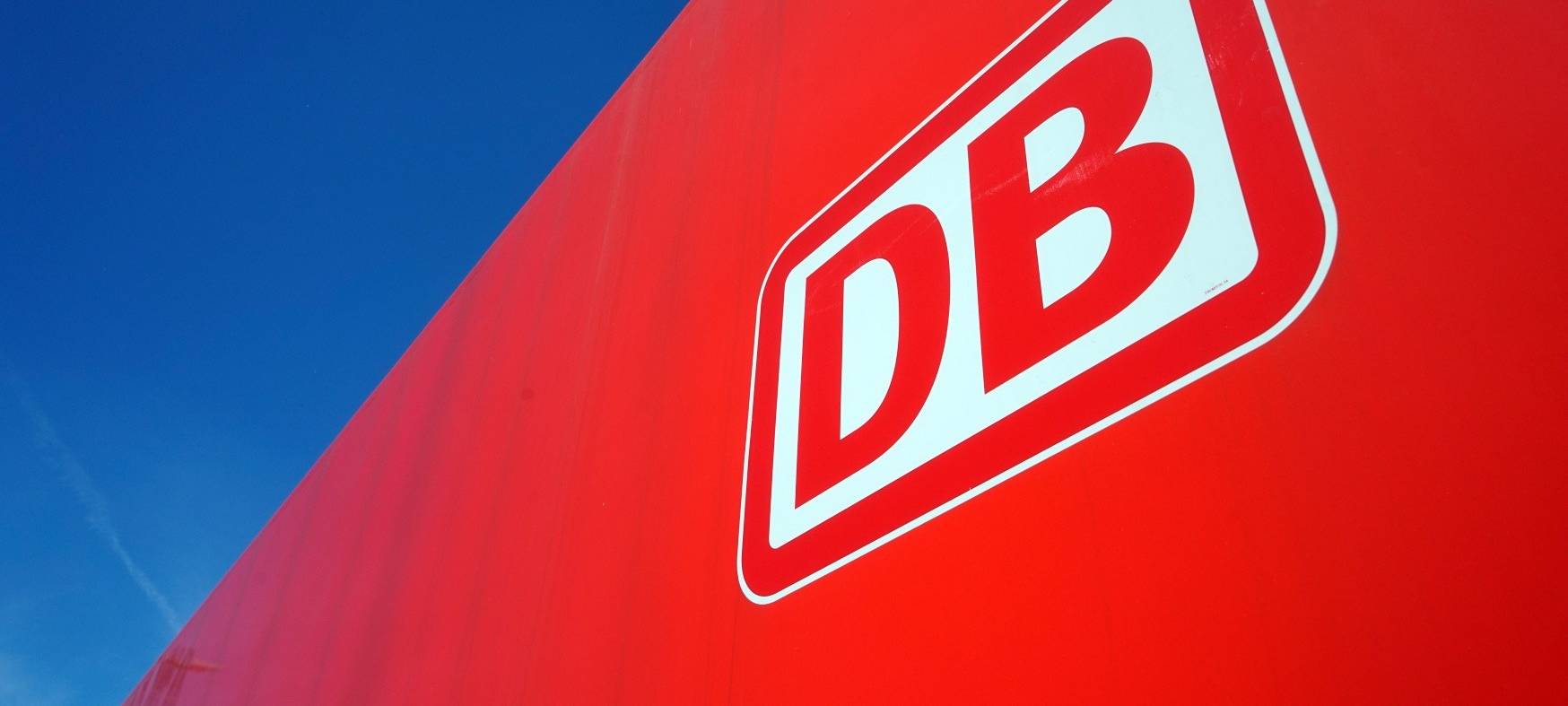 Das Logo der Deutschen Bahn AG auf einem Zug