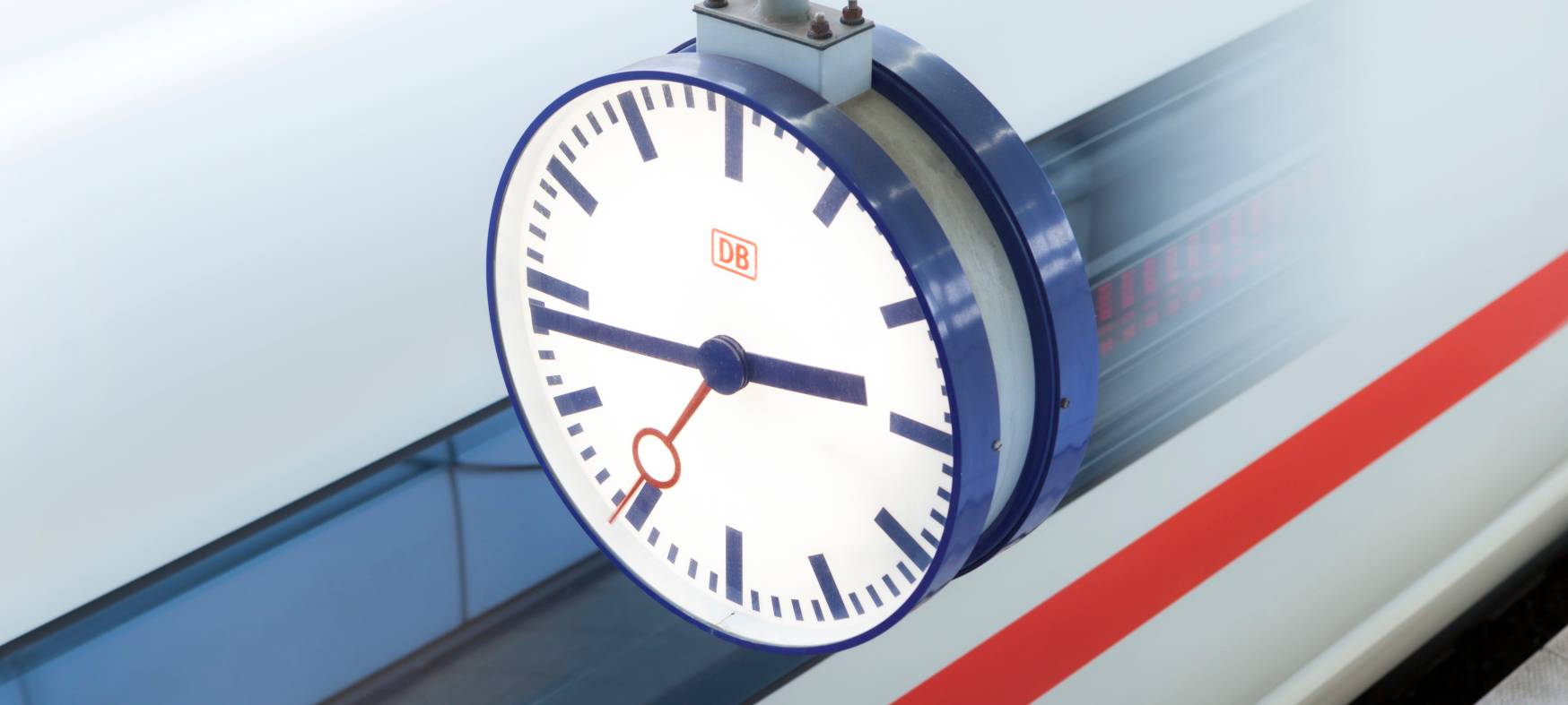 Eine Uhr am Bahnsteig der Deutschen Bahn AG