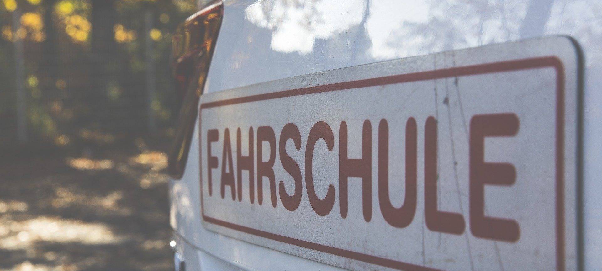 Ein Fahrschulwagen von hinten