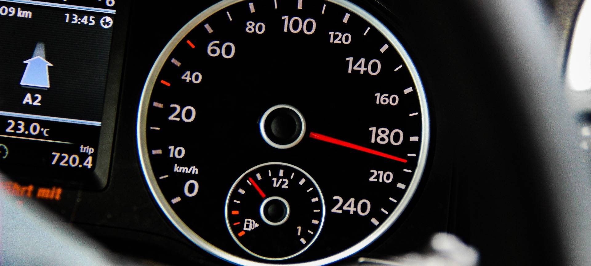 Ein Tachometer bei 200 km/h
