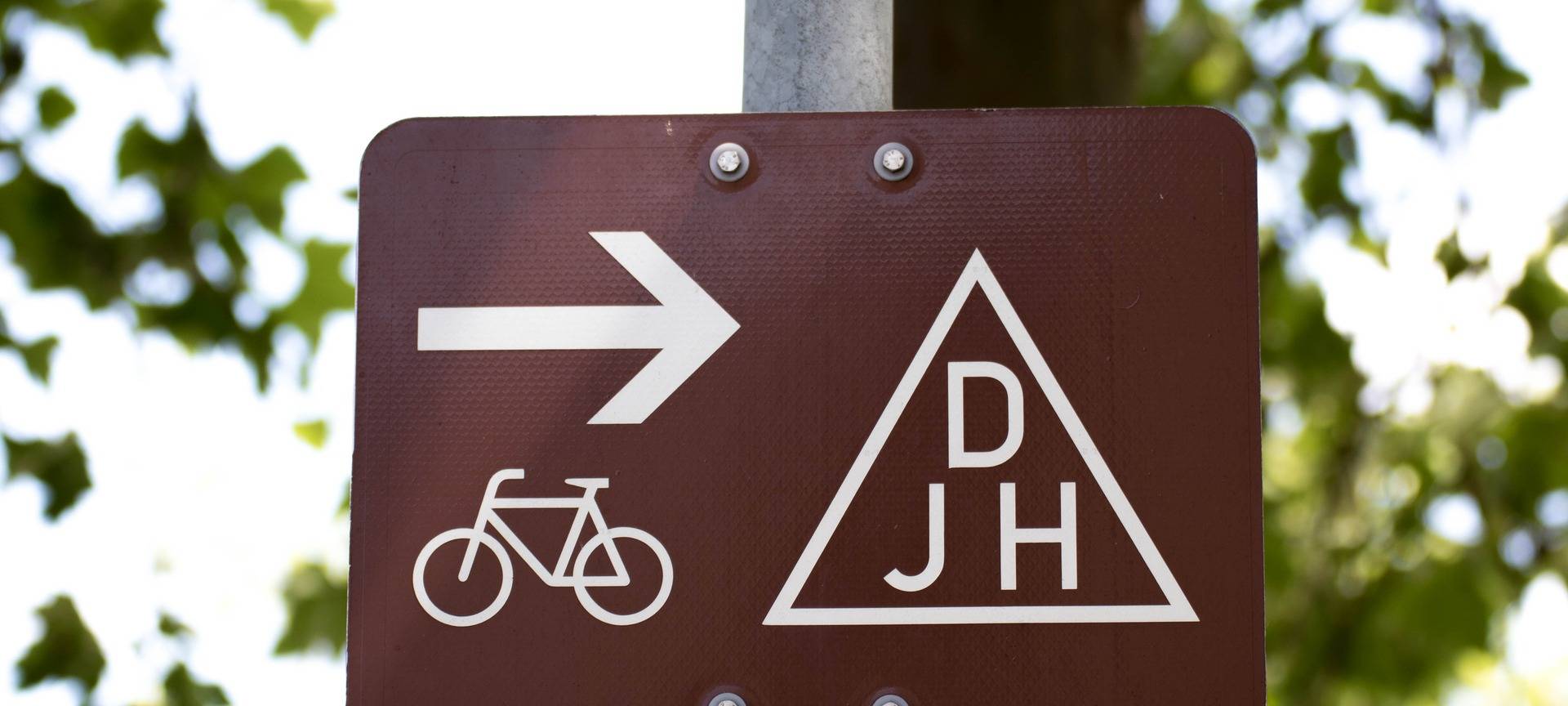 Hinweisschild zu einer Jugendherberge