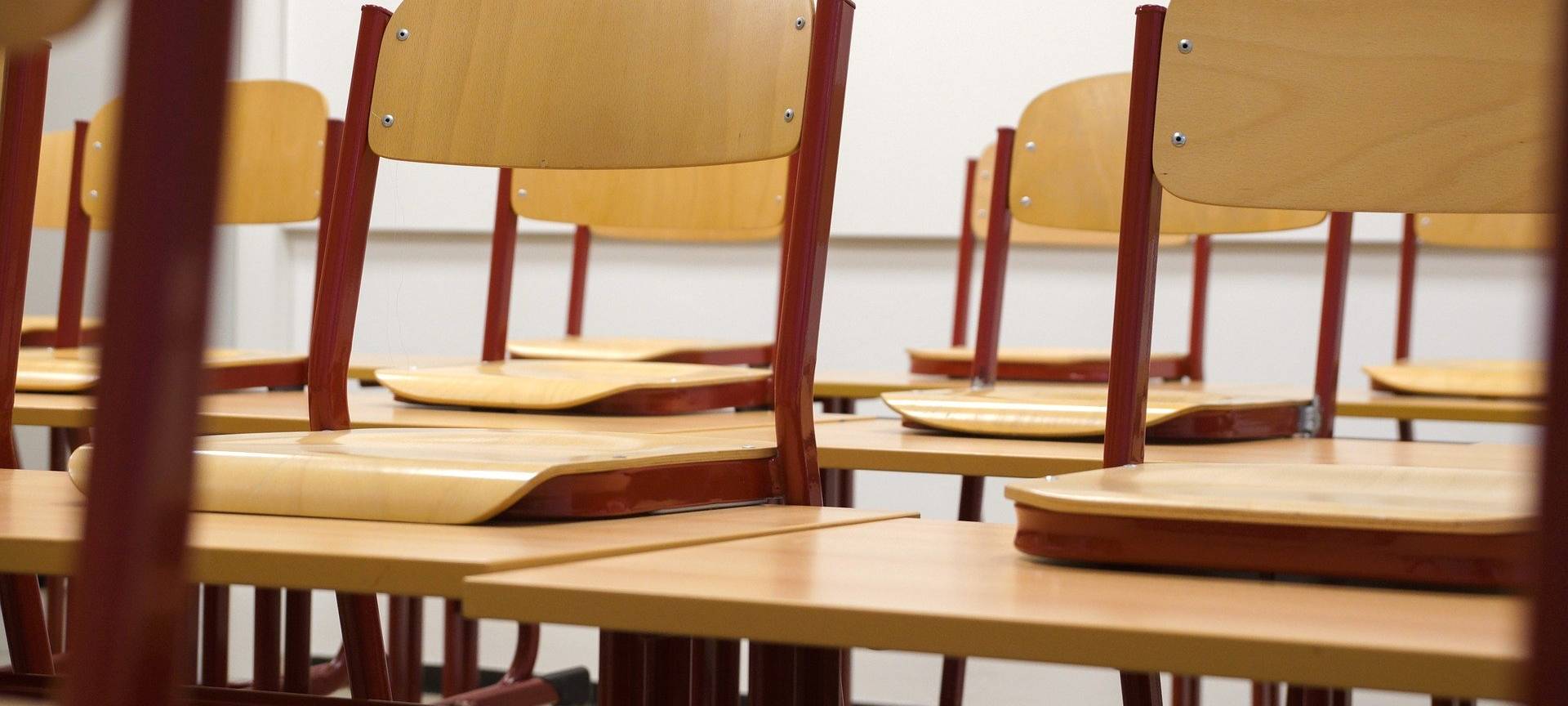 Schultische mit Stühlen