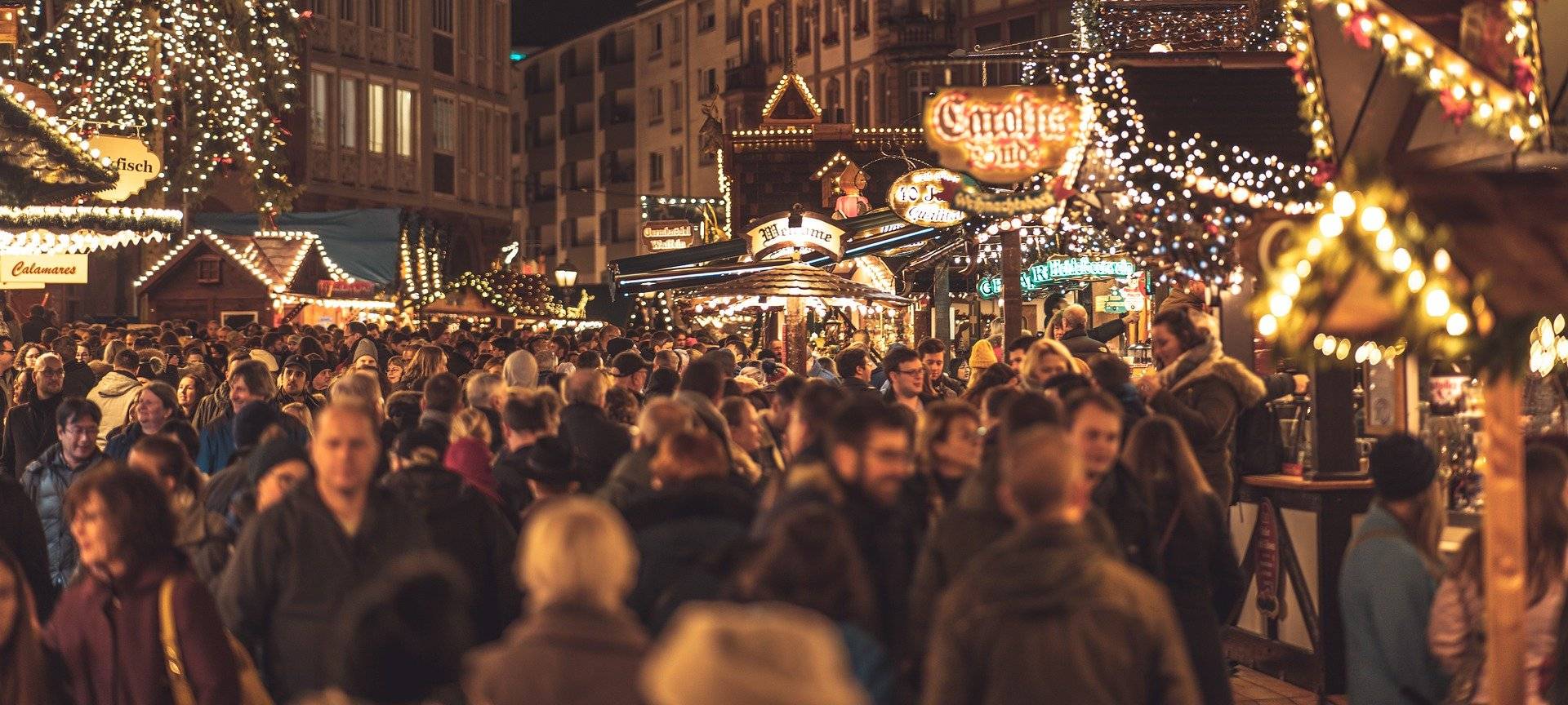 Blick auf eine Menschenmenge auf dem Weihnachtsmarkt