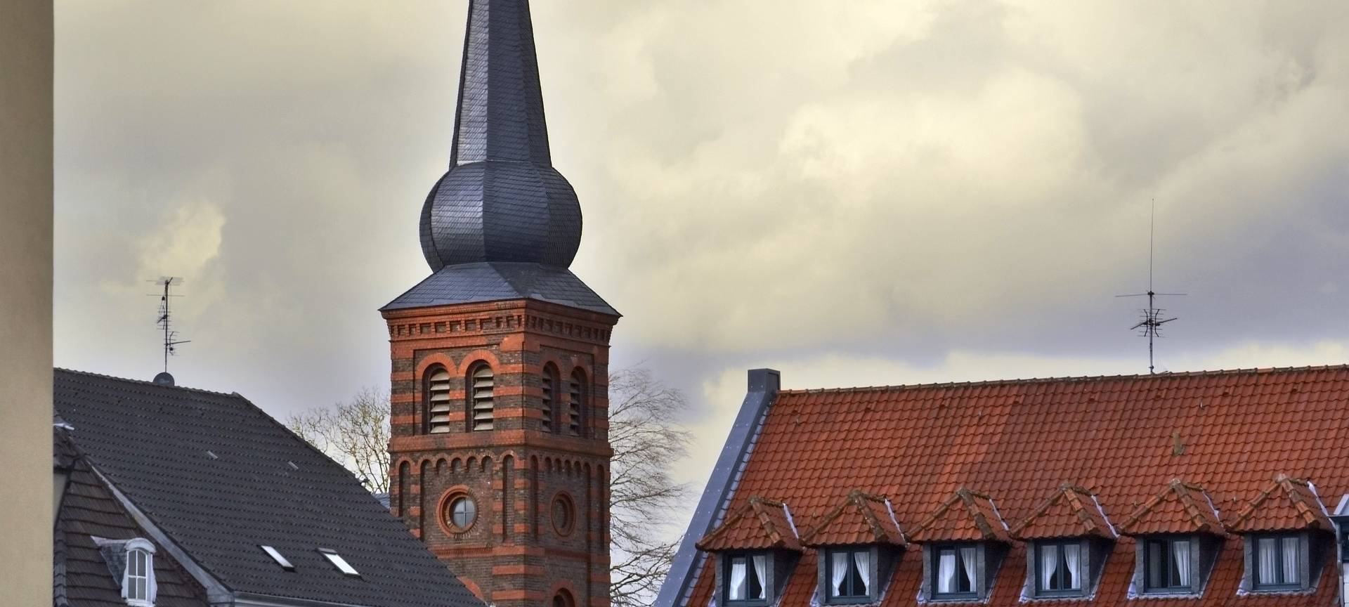 Ein Kirchturm in Kalkar am Niederrhein